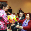 Durante el acto se le entregó un ramo de flores