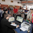 Funcionarios de Ingresos Judiciales atendiendo a diversos usuarios.
