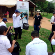 Los nuevos facilitadores recibiendo materiales para desarrollar sus respectivas tareas.