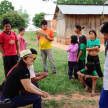 Una facilitadora reunida con una familia de la zona.