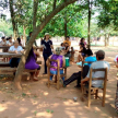 Familias indígenas recibiendo instrucciones sobre la justicia.