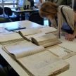 Examinando detalles de los documentos que forman parte del denominado Archivo del Terror.