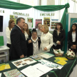 El presidente de la Asociación de Jueces del Paraguay (AJP), doctor Delio Vera Navarro, recibiendo en el estand del gremio a la ministra Alicia Pucheta.