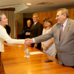 Una funcionaria participante recibe su certificado por parte del ministro Fretes.