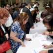 Funcionarios que participaron en las capacitaciones retirando sus certificados.