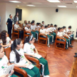 La coordinadora del programa, licenciada Amada Herrera, dando la bienvenida a los visitantes.