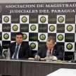 Momento en que el presidente de la Corte Suprema de Justicia, Eugenio Jiménez Rolón, pone su firma en el “Libro del Visitante Ilustre”.