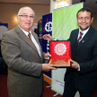 El Dr. Miguel Oscar Bajac recibe el reconocimiento de Honor al Mérito Profesional.