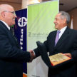 El Dr. Sindulfo Blanco saluda antes de la entrega del Honor al Mérito Profesional.