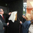 El ministro superintendente, Luis María Benítez Riera, y la presidenta de la Circunscripción, Graciela Elena Candia Fretes, mostrando la placa inaugural.