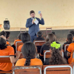 El coordinador del programa, magíster Aldo Ávalos, explicó a los alumnos y docentes, de manera sencilla, cómo funciona la administración de justicia. 