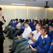Un funcionario judicial explica a los alumnos el programa.