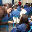 Durante las visitas a las instituciones educativas se entregan materiales referentes al programa.