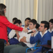 La magistrada Edit Coronel escucha las inquietudes de los estudiantes.