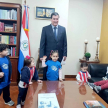 El ministro Gustavo Santander, recibió en su despacho a un grupo de niños del EDI.