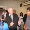 El ministro Luis María Benítez Riera dialogando con las personas durante el recorrido por la sede inaugurada.