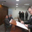 El abogado Hugo Emilio Fariña Silvero firmando el acta de juramento.