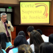 El defensor público Carlos Flores conversando con los estudiantes.