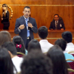 El abogado Raúl Garay dando detalles del servicio que presta la Oficina de Mediación.