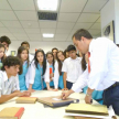 Estudiantes observando algunos documentos en el Museo de la Justicia.