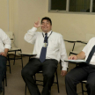 Un participante practica la lengua de señas durante la capacitación.