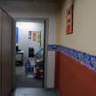El Juzgado de la Niñez y Adolescencia 6to turno ambienta la oficina con cuadros, dibujos y juegos para hacer más agradable su estadía en el lugar.