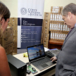 Presidente Eugenio Jiménez, verificando las unidades informáticas.