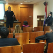Los nuevos funcionarios escuchando atentamente las instrucciones.