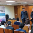 Los visitantes ingresaron a una sala de juicio oral y público, donde fueron recibidos por los licenciados Aldo Avalos y Amada Herrera, representantes de la Secretaría de Educación en Justicia.