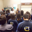 La abogada Susana Larán Ozuna, mediadora del Poder Judicial de Cordillera, brindando explicaciones a los alumnos.