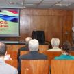 El Dr. Sosa explicando cómo llenar el formulario de consultas.