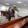 El doctor Alberto Martínez Simón felicitando a los nuevos actuarios.