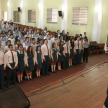La cantante Bella Jazmín de la Guía, entonando el Himno Nacional al inicio del acto.
