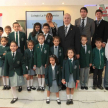 Tras la actividad, los alumnos posaron con el ministro de la Corte Luis María Benítez Riera y demás integrantes de la comitiva.