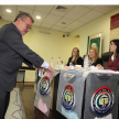 El camarista Delio Vera Navarro depositando su voto.