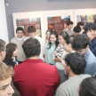 Los estudiantes observaron detenidamente documentos que forman parte del Archivo del Terror.