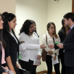 El licenciado Aldo Ávalos entrega materiales informativos elaborados por la Secretaría de Educación en Justicia.