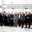 El ministro Benitez Riera, la secreatria general Ximena Martínez con los funcionarios de la Mesa de Entrada Jurisdiccional.