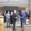 Entrega de una placa de reconocimiento por parte del presidente de la CSJ, doctor César Diesel.