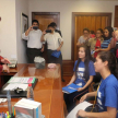 La doctora Peña explicando a Jazmín y Daysy las funciones que desempeña el Poder Judicial.
