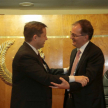 El ministro Alberto Martínez Simón y el secretario general de La Haya, Cristophe Bernasconi.