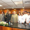 El ministro de la Corte, Miguel Oscar Bajac y la presidenta de la Cooperativa Universitaria, Marta Sosa, posando con los demás presentes tras la firma del convenio