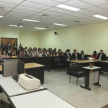 Finalmente los estudiantes visitaron la Sala de Juicios Orales número 2, donde participaron de una charla a cargo del magistrado Carlos Ortiz Barrios