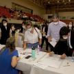 Momento en el que las coordinadoras recibían en la mesa los exámenes, antes de llevarlo al recinto para la corrección.