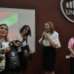 Las directoras de Mediación y Propiedad Intelectual recibieron algunos presentes de la UNAE.