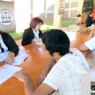 Los reclusos informándose de sus procesos.
