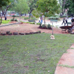 Un obrero trabajando en el empastado del lugar.