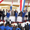 Los alumnos portando la bandera paraguaya en el momento de la entonación del Himno Nacional.