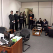 El juez Guillermo Pereira explicando a los alumnos los procedimientos que se realizan en dicha dependencia.