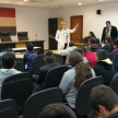 Acompañados de una funcionaria judicial que propicio de guía, pasaron a la Sala de Juicios Orales en donde la jueza Leticia de Gásperi, les dio una breve reseña acerca de la forma en que se desarrollan los juicios orales en todo el país.